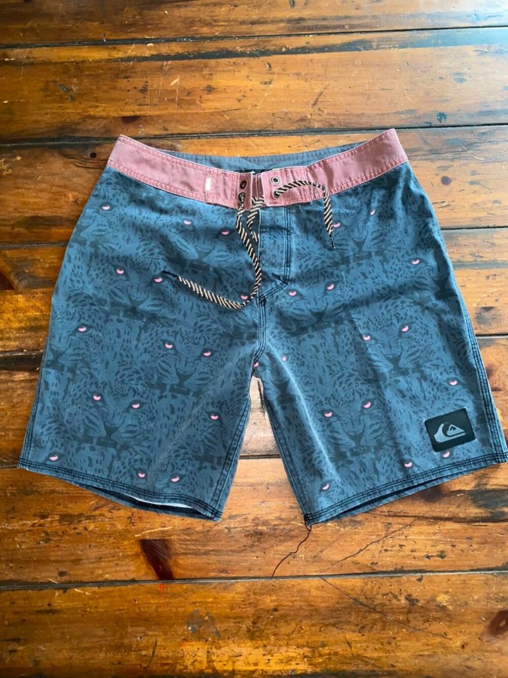 QUICKSILVER Men’s Dryflight Leopard Board Swim Shorts, Size 28